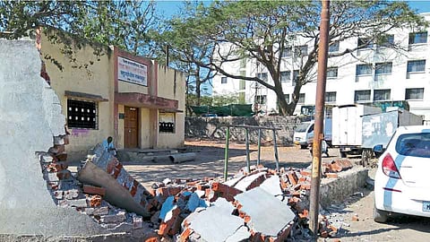 वाळूतस्करांनी भिंत पाडून पळविले ट्रक