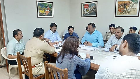 तलासरी ः बैठकीत मार्गदर्शन करताना कैलास शिंदे.