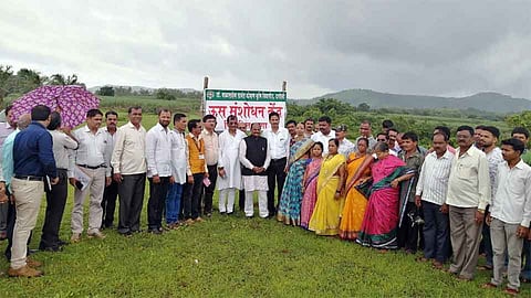 नापणे येथील प्रस्तावित ऊस संशोधन केंद्राच्या जागेची कृषिमंत्र्यांकडून पाहणी
