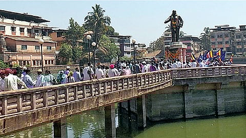 आंबेडकरी अनुयायांचा चवदार तळ्यावर सागर