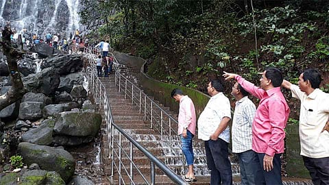 आंबोली धबधब्यावरील बंधारे तोडण्यासाठी आठ दिवसाची मुदत - राजन तेली
