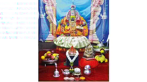 अंबाबाईची शृंगेरी शारदांबा रूपात सालंकृत पूजा