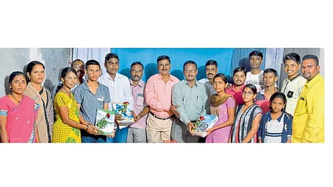 वाढदिवसाच्या उधळपट्टीला फाटा देत स्वामी ग्रुपची विद्यार्थांना मदत