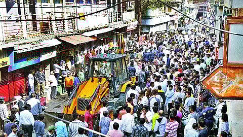 people gave warning to corporation to remove Encroachment