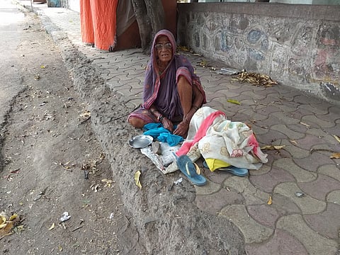 दिवसभर बसल्यावर वाटीत पडले आठ रुपये