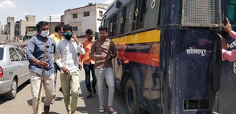 #कोरोना : पोलिसांनी चालू केली कारवाई; घराबाहेर पडू नका!