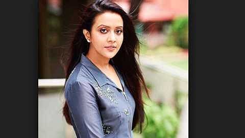 amruta fadnavis tweet after shiv sena women protest