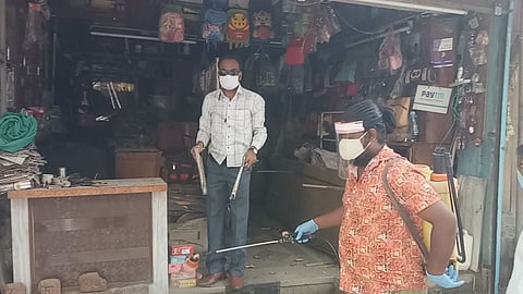 दुकाने सुरु, सोलापुरातील व्यापाऱ्यांनी झटकली अडीच महिन्यांची धूळ