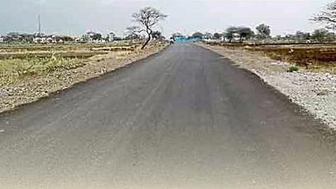 आळंदीत रस्त्याचे डांबरीकरण सुरू