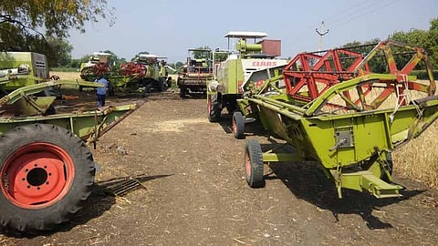 लिंबी(ता.घनसावंगी) येथील सतिष तौर यांनी शेतात उभे केलेले हार्वेस्टर.