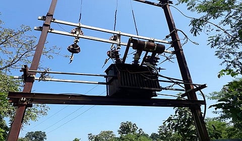 कमी-उच्च दाबाच्या वीज पूरवठयामुळे इलेक्ट्रॉनिक उपकरणे जळाली