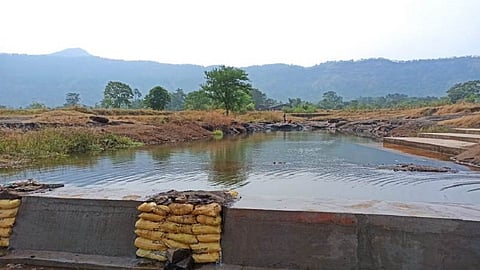 कर्जत : खांडस परिसरातील ओढ्यांवर मातीचे बंधारे उभारले आहेत.