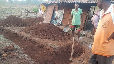 शहापूर ः रामचंद्र खोडके यांच्या घराच्या बांधकामाला मंगळवारी सुरुवात झाली.