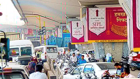 भोसरी - राजमाता जिजाऊ उड्डाण पुलाच्या खांबांवर लावण्यात आलेले जाहिरात फलक.