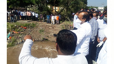 सणसर (ता. इंदापूर) : येथे पूराने नुकसान झालेल्या परीसरातील ओढ्याची पाहणी करताना उपमुख्यमंत्री अजित पवार.