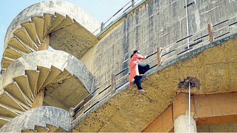 चिंचवडगाव - महाराष्ट्र नवनिर्माण महिला सेनेच्या अश्विनी बांगर यांनी पाणीकपाती विरोधात केलेल्या आंदोलनात टाकीवरून उडी मारण्याचा प्रयत्न केला.