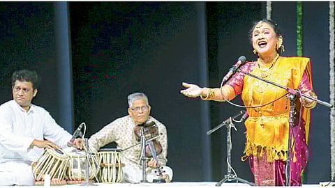 बालगंधर्व रंगमंदिर : शरद पवार यांचा ८० वा वाढदिवस आणि संगीत द्रौपदी नाटकाची शताब्दी सांगता कार्यक्रमात नाट्यसंगीत सादर करताना अस्मिता चिंचाळकर.