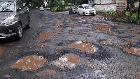 महाबळेश्वर रस्त्यावर खड्डेच खड्डे