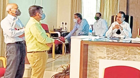 महामार्ग, सेवा रस्त्यांचे प्रश्न तातडीने मार्गी लावा : पालकमंत्री पाटील