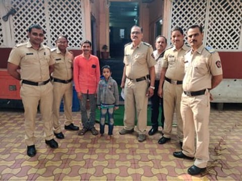 एकटा रडत बसलेला पाहून प्रवाशांना आली शंका; पोलीस आले आणि लावला शोध !