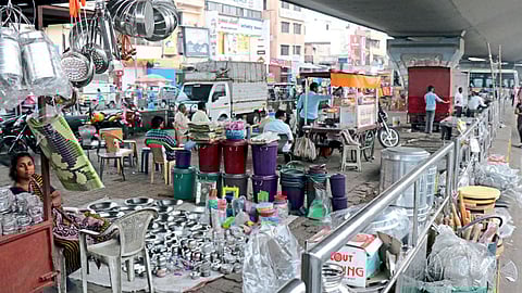 भोसरी - उड्डाण पुलाखाली फेरीवाल्याने भांड्यांचे थाटलेले दुकान.