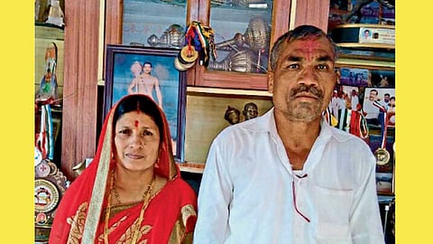 राहुल आवारेचे आई-वडील.