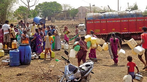भाल गाव (ता. पेण) - टॅंकर आल्यावर पाणी भरण्यासाठी झालेली गर्दी.