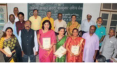 टिळक रस्ता - अमरेंद्र भास्कर मराठी बालकुमार साहित्य संस्थेतर्फे राज्यस्तरीय उत्कृष्ट बालसाहित्य पुरस्काराचे न्यू इंग्लिश स्कूलमध्ये वितरण झाले.