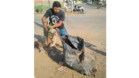 रावेत - कचरा उचलताना भास्कर गोखले.