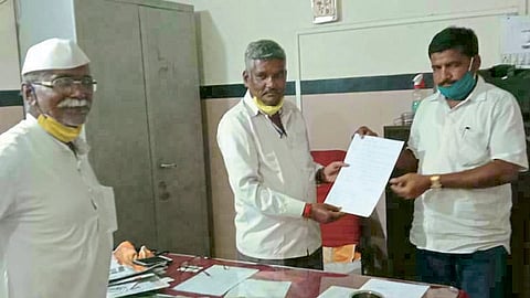 लोणंद बाजार समितीत शेतकऱ्यांवर अन्याय; आडते, व्यापाऱ्यांकडून दुजाभाव