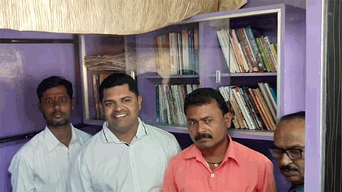 Books at salon shops in Sangali.gif