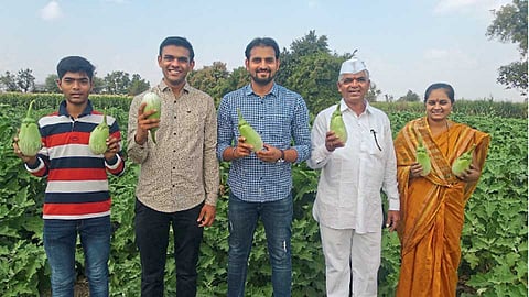 डावीकडून संजय यांचा लहान मुलगा व्यंकटेश, पुतण्या देवव्रत, थोरला मुलगा रितेश, संजय व मनीषा हे महाजन दांपत्य.