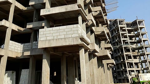 तळेगावातील एका गृहप्रकल्पाचे थंडावलेले काम.