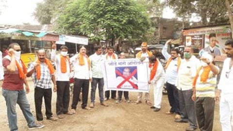 चाळीसगावात मराठा क्रांती मोर्चाने जोडे मारो आंदोलन