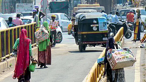 मोरवाडी चौक, पिंपरी - ‘सकाळ’च्या छायाचित्रकाराने कॅमेरा काढताच कॅरिबॅग विक्रेत्यांनी काढलेला पळ.