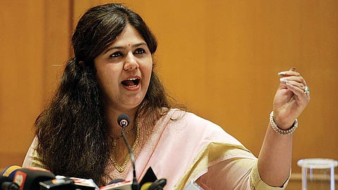 Chandrakant Patil meets and talks with Pankaja Munde