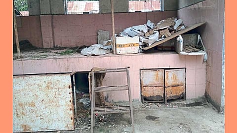 चिंचवड मंडई - वाटपाअभावी पडून असलेले मासळी बाजारातील गाळे.