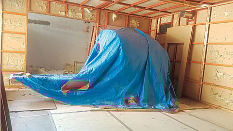 कोथरूड - सुतार दवाखान्यात झाकून ठेवलेले सीटीस्कॅन मशिन.