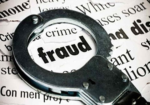 काळा पैसा बदलणाऱ्या बॅंक कर्मचाऱ्यावर गुन्हा