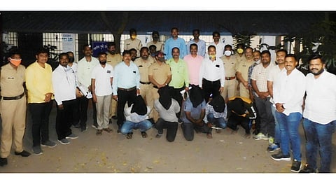 जिल्हा पोलिस अधिक्षक कार्यालय पुणे येथे अटक केलेल्या आरोपींसह पोलिस पथक.