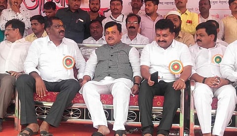 कुसळंब (ता. पाटोदा) : येथे आयोजित कार्यक्रमात प्रवीण दरेकर, सुरेश धस.