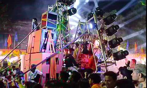 #Solapur : 'आवाज वाढव डीजे.. आपल्याला पोलिसांची भीती नाही..!'