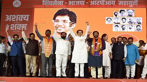 ठाणे ः वागळे इस्टेट येथे शिवसेना-भाजप महायुतीच्या उमेदवारांसाठी शिवसेना पक्षप्रमुख उद्धव ठाकरे यांची गुरुवारी प्रचारसभा झाली. या वेळी ठाणे शहरचे उमेदवार संजय केळकर, कोपरी पाचपाखडीचे उमेदवार एकनाथ शिंदे व ओवळा-माजिवाडाचे उमेदवार प्रताप सरनाईक उपस्थित होते.