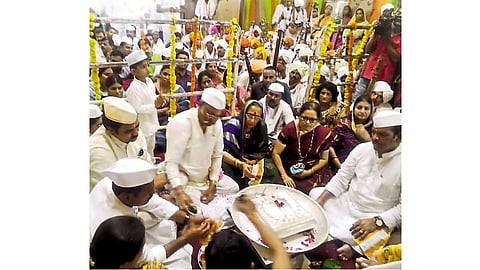 देहू - संत तुकाराम महाराज यांच्या पादुकांचे पूजन करताना राज्यपाल श्रीनिवास पाटील यांच्यासह (डावीकडून) बाळा भेगडे, हर्षवर्धन पाटील, सौ. पाटील, श्रीरंग बारणे आदी.