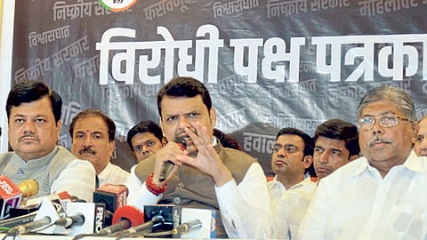 मुंबई - अर्थसंकल्पी अधिवेशनापूर्वी आयोिजत पत्रकार परिषदेत माध्यमांशी संवाद साधताना विरोधी पक्षनेते देवेंद्र फडणवीस, भाजपचे नेते चंद्रकांत पाटील आदी.