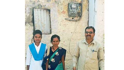 वाकी (ता. बारामती) - विजेचा मीटर बसविण्याप्रसंगी (डावीकडून) दीक्षा खवळे, रेखा खवळे व वीज कर्मचारी.