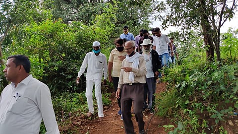 District Agriculture Superintendent Shivaji Jagtap and former MLA Vaibhav Pichad visited the farmers and boosted their morale.jpg