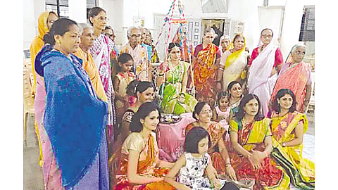 धुळे - मातोश्री वृद्धाश्रमात प्रा. सुजाता पाटील यांच्या डोहाळे जेवणप्रसंगी ज्येष्ठ नागरिक.