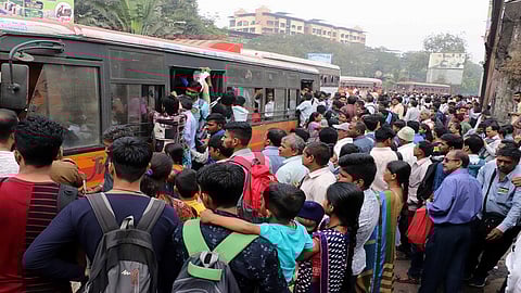 कल्याण : रेल्वे सेवा बंद असल्याने एसटी बसमध्ये चढण्यासाठी झालेली गर्दी  (छायाचित्र : ऋषिकेश चौधरी)