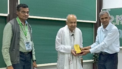 सावित्रीबाई फुले पुणे विद्यापीठ - ‘रामन कॉन्फरन्स’मध्ये मुलाखतीच्या कार्यक्रमात डॉ. जयंत नारळीकर यांचा सन्मान करण्यात आला. या वेळी (डावीकडून) डॉ. संजय ढोले, डॉ. नारळीकर आणि डॉ. सुरेश गोसावी.